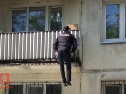 Не снимая маски. Сержант полиции ловко поднялся на балкон, помогая старушке