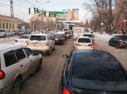 Полиция провела силовую операцию посреди проспекта Ленина в районе площади Октября в Барнауле