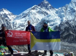 Школьница Нижневартовска подняла флаг родного города на гималайской вершине Кала-Патхар