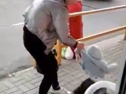 "Босой на холодном асфальте": в Симферополе на улице пьяная мать не могла справиться с грудничком