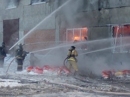 Пожар в «пластиковом» цехе Бийска потушили, но воздух еще отравлен