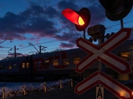 На Алтае пассажирский поезд столкнулся с автомобилем