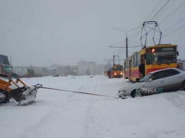 Иномарка, застрявшая на рельсах, создала в Барнауле трамвайную пробку