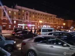 ДТП на остановке парализовало движение в центре Кемерова