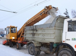 87 машин и 140 дворников очищали Барнаул от снега