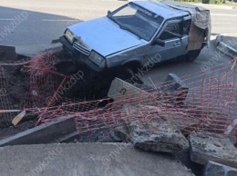 Заброшенный автомобиль блокировал выезд из двора в Кузбассе