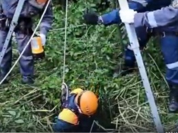 Спасатели показали, как под Черняховском спускались в колодец, где погиб мужчина (видео)
