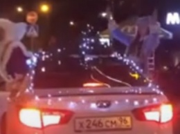 В Екатеринбурге блогеры в новогодних костюмах перекрыли улицу ради шумной вечеринки