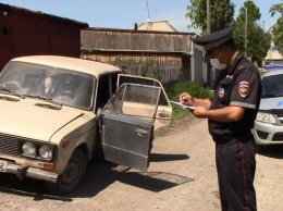 Юный рецидивист в компании подростков угнал припаркованную на улице машину в Кузбассе