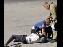 Потасовка между капитаном полиции и мужчиной в Новошахтинске из-за лицевой маски попала на видео