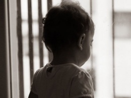 Неосторожность родителей едва не привела к выпадению малолетнего ребенка из окна в Белово