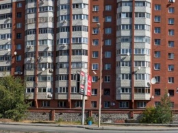 В квартире жилой многоэтажки Екатеринбурга неизвестные стреляли в мужчину