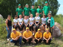 Трудовой отряд совместно с советом молодежи компании "СУЭК-Кузбасс" очистили от мусора мраморный карьер