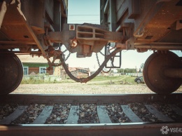 Поезд сошел с рельсов в Кузбассе из-за отвлекшегося на телефон машиниста