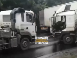 Фура преградила движение на Логовом шоссе в Кемерове