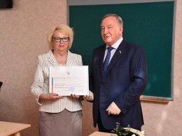 Александр Карлин вручил награды жителям Алтайского края