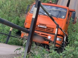 Власти объяснили обрушение моста под КамАЗом возле Прокопьевска
