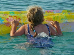 Спящая на надувном лебеде девочка оказалась одна в открытом море на Кубани