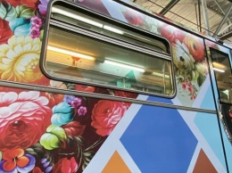 В Московском метрополитене запустили вагон с тагильской росписью по металлу