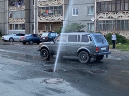 Неожиданный фонтан начал бить посреди дороги в Петрозаводске