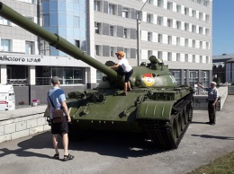 Танк Т-62 установили в центре Барнаула