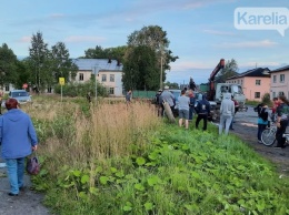 Полицейский УАЗ в Карелии снес опору ЛЭП и дорожный знак