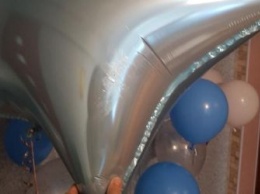«Дырку на шарике заклеили скотчем»: амурчанка пожаловалась на салон