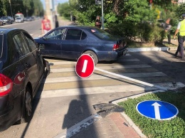 В Белгороде сбитый автомобилистом дорожный знак травмировал пешеходов