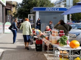 На Советском проспекте обустраивают первые бесплатные торговые ряды для «бабушек»