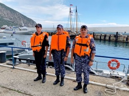 В Гурзуфе росгвардейцы спасли семью в акватории Черного моря