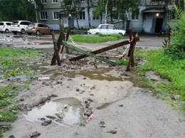 «Провалилась машина скорой помощи»: райчихинцы жалуются на яму во дворе