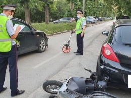 В Екатеринбурге 13-летний подросток на скутере попал в ДТП с двумя иномарками