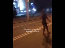 Полуголый мужчина на дороге шокировал кемеровчан