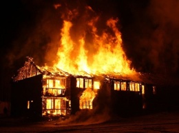 Выпрыгнувший с ребенком на руках из окна горящего дома мужчина погиб в Подмосковье