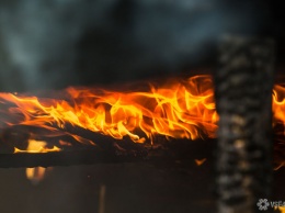 Японская иномарка загорелась ночью в Кузбассе