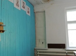 Алтайская школа ждет нового учебного года с протекающей крышей и проваливающимися туалетами