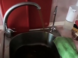Жители Белогорска жалуются на «черную» воду из-под крана