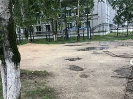 За полмиллиона в Циолковском сделали двор с ямами и «лежачим» забором