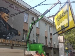 В центре Симферополя на месте снесенного билборда разбили клумбу, - ФОТОФАКТ