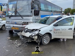 Сразу две серьезные аварии с участием такси парализовали движение транспорта в Барнауле