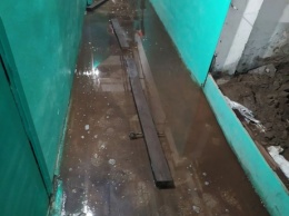 Кемеровчане пожаловались на затопленный подвал многоэтажки