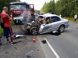 Иномарка столкнулась с КамАЗом на кузбасской трассе: есть погибшие