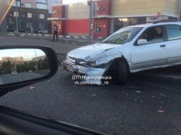 Столкновение двух машин перед "зеброй" в Новокузнецке попало на камеру
