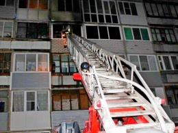 83 человека эвакуировали из горящей многоэтажки в Барнауле