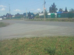 Жители Полысаева пригрозили сносом установленному к приезду чиновников забору