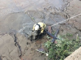 В Югре сотрудники пожарной службы помогли выбраться мужчине, который застрял в грязи на берегу реки