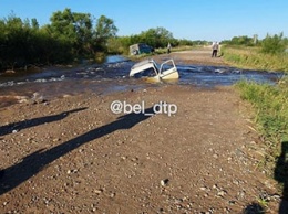 В Белогорском районе авто утонуло на размытой дороге