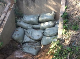 В Архаринском районе спасатели заложили мешками с песком сливные трубы