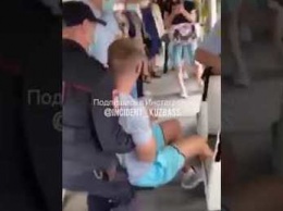 Полицейские в Кемерове силой вытолкали антимасочника из трамвая