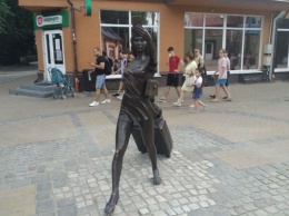 В центре Зеленоградска установили скульптуру «Курортница» (фото)